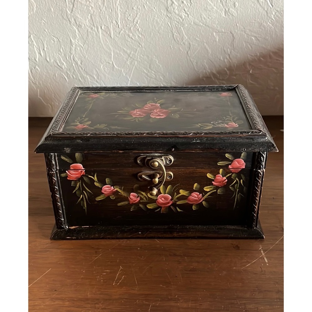 🌹💐Hand-Painted Folk Art Roses Floral Wooden Keepsake Box with Brass Latch🌹💐